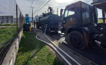Casan envia caminhões de água potável de Criciúma para o RS