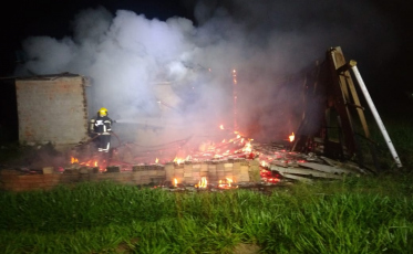 Incêndio deixa galpão destruído em Araranguá 