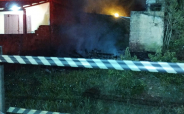 Incêndio atinge casa abandonada em Passo de Torres
