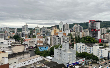Tempo deve seguir nublado e com chuva nesta quinta 