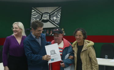 Criciúma: 84 famílias recebem escrituras de imóveis pelo Programa Lar Legal