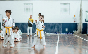 Mais de 90 alunos de karatê do +Esporte +Futuro são graduados em Criciúma