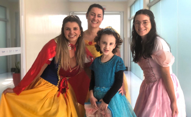 Princesa de oito anos celebra o fim da radioterapia em Criciúma