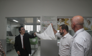 Cônsul do Japão entrega equipamentos no Bairro