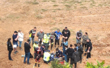 Quadriciclo tomba e atinge condutor em Grão Pará