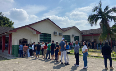 Tumulto e filas na EEB Princesa Isabel, em Morro da Fumaça