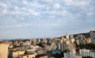 ((Áudio)) Frente fria se aproxima e traz chuva para a região