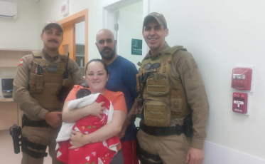 Engasgada, bebê de sete dias é salva por policiais em Criciúma