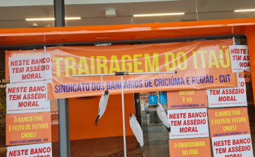 Criciúma: Com peixe traíra, funcionários do Itaú fecham agência em protesto
