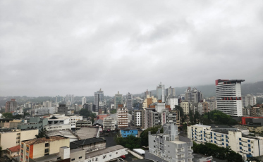 ((Áudio)) Chuva antecipa chegada de frente fria na região