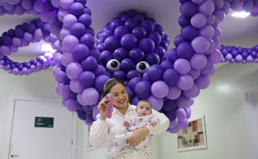 Novembro Roxo: Polvo gigante na Unimed Criciúma reforça a prevenção e os cuidados com bebês prematuros