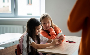 Câmara aprova projeto que restringe uso de celular em escolas