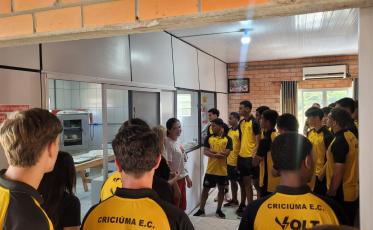 Fora das quatro linhas: atletas do sub-17 do Criciúma conhecem o trabalho da APAE de Cocal do Sul