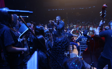 Noite Cultural da Abadeus reúne mais de 500 pessoas no Teatro Elias Angeloni