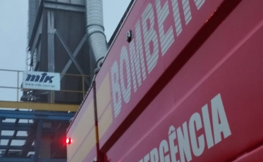 Incêndio atinge fábrica de móveis em Turvo