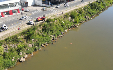 Veículo é encontrado submerso no rio Tubarão