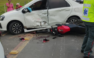 Colisão entre carro e moto deixa vítima em Balneário Gaivota