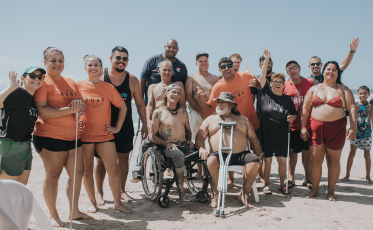 Abba Pai Church oferece aulas inclusivas de surfe em Balneário Rincão