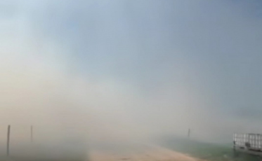 [Vídeo] Incêndio de grandes proporções atinge vegetação em Jaguaruna