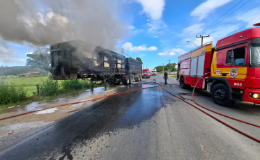 Caminhão bitrem carregado com rejeitos industriais pega fogo em Morro da Fumaça