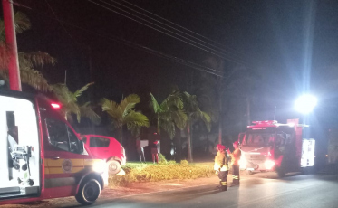 Após saída de pista, carro bate em poste e motorista é hospitalizado