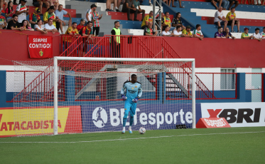 Goleiro Caíque sofre ofensas de racismo em jogo contra o Brusque