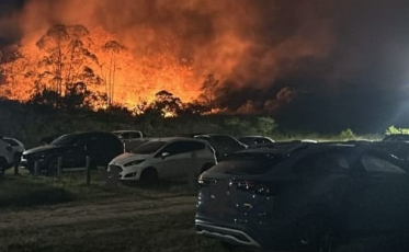 Incêndio de grandes proporções atinge zona Sul de Balneário Rincão