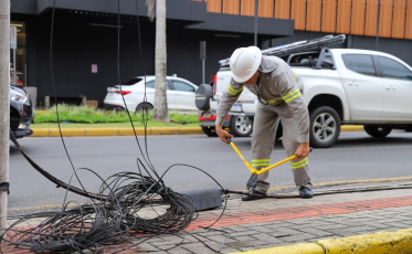 Mais de 1 tonelada de fiação irregular é recolhida no centro de Criciúma