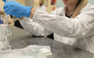  Alunos de Criciúma produzem detergente caseiro 