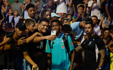 Após primeiro treino, Seleção é celebrada por torcedores em Brasília