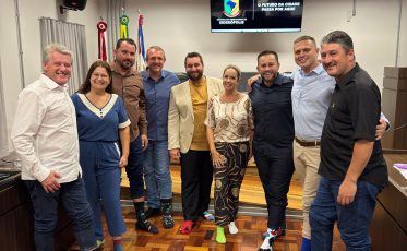 Em Siderópolis, vereadores usam meias coloridas em apoio a síndrome de down