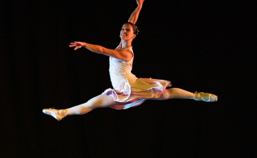 Projeto leva ballet clássico gratuito em espaços de convivência social em Criciúma