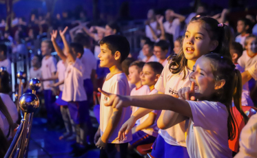 Alunos da rede municipal de ensino de Criciúma assistem a espetáculo do Mirage Circus