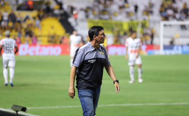 Zé Ricardo destaca convicção no esquema com três atacantes: 