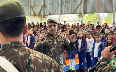 Alunos de Criciúma voltam a cantar o hino nacional nas escolas