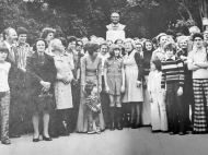 Familiares de Marcos Rovaris na inauguração do busto na Praça Nereu Ramos (04 de nov de 1975) Foto: Osmar Zappelini