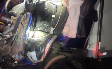 Motorista fica preso às ferragens após colisão entre caminhões na BR-101