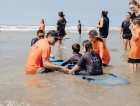 Abba Surf realiza edição exclusiva para autistas na piscina da Unesc