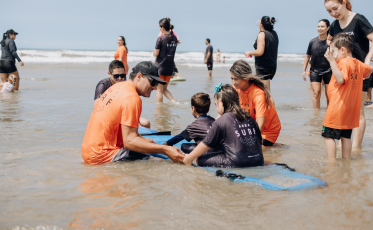 Abba Surf realiza edição exclusiva para autistas na piscina da Unesc
