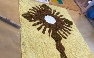 Mau tempo faz paróquias adaptarem confecção dos tapetes de Corpus Christi