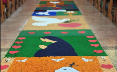 Corpus Christi é celebrado com tapetes dentro das igrejas 