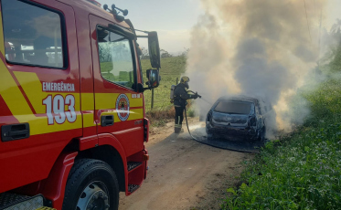 Incêndio destrói veículo em Içara