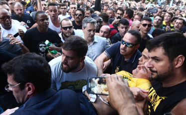 Bolsonaro leva facada durante campanha em Minas Gerais