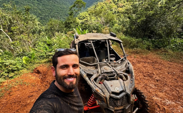 Ex-BBB Matteus Amaral escolhe Praia Grande para viagem romântica e voo de balão