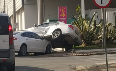 Colisão lateral deixa um carro por cima do outro no Centro de Içara
