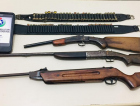 Homem com mandado de prisão ativo é preso por posse irregular de armas de fogo
