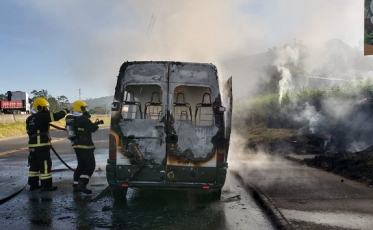 Van da Apae de Maracajá pega fogo na BR-101