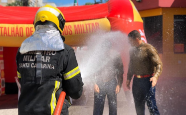 Corpo de Bombeiros recebe viaturas em Criciúma