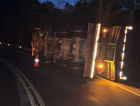 Caminhão de esterco tomba na Serra do Rio do Rastro