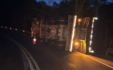 Caminhão de esterco tomba na Serra do Rio do Rastro